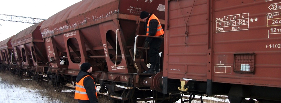 Pracownicy ochrony Kolej Portos podczas ochrony składu kolejowego