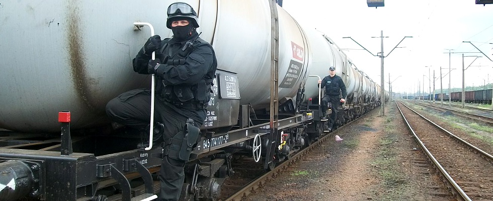 Uzbrojeni pracownicy ochrony Kolej Portos w trakcie ochrony transportu kolejowego