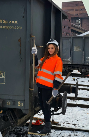 Pracownik Kolej Portos podczas codziennej pracy na kolei