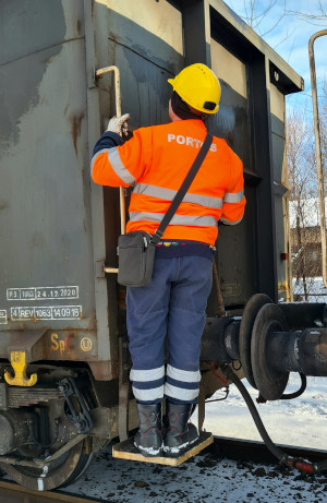 Pracownik Kolej Portos zarządzający bocznicami kolejowymi